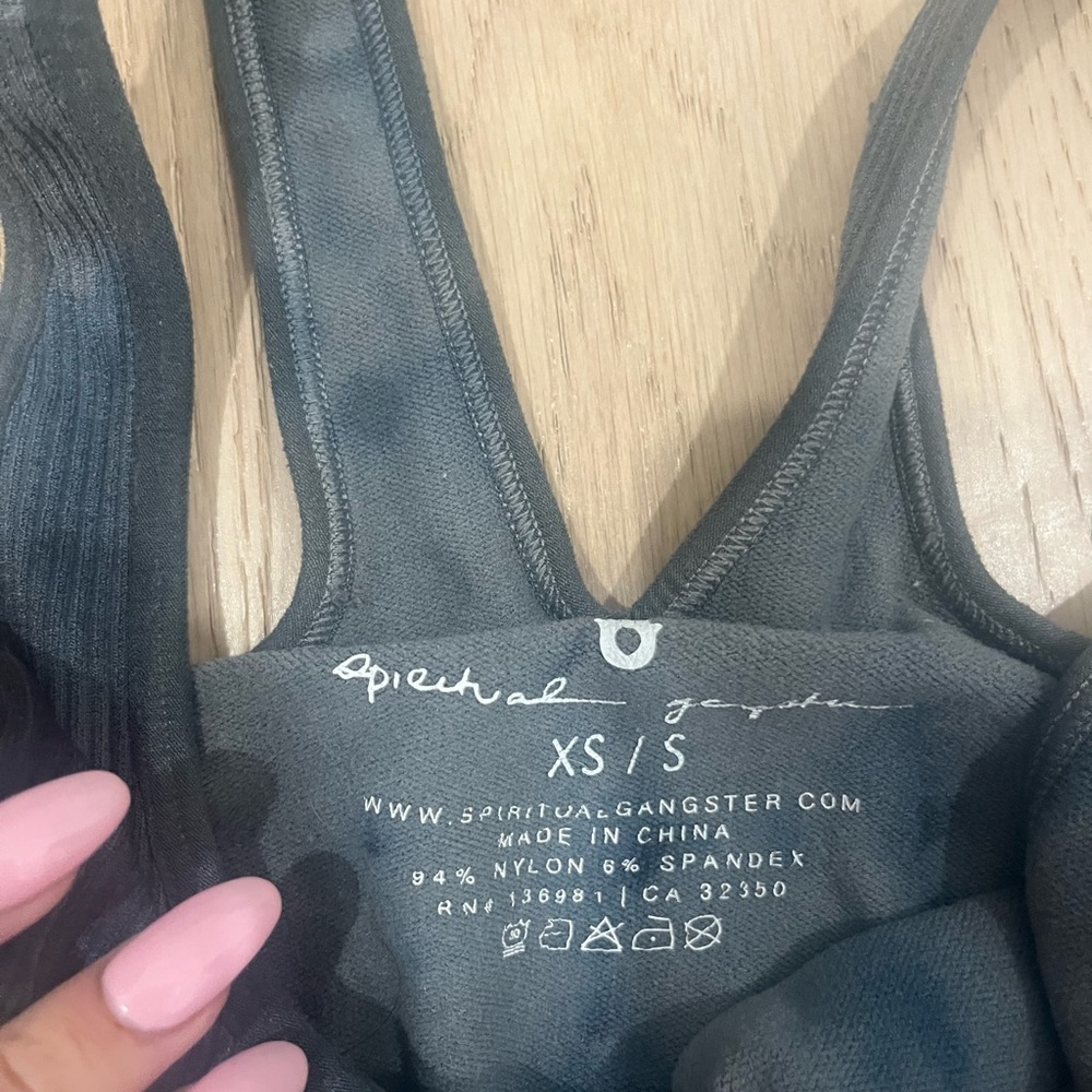 basic workout top - Picture 2 of 3
